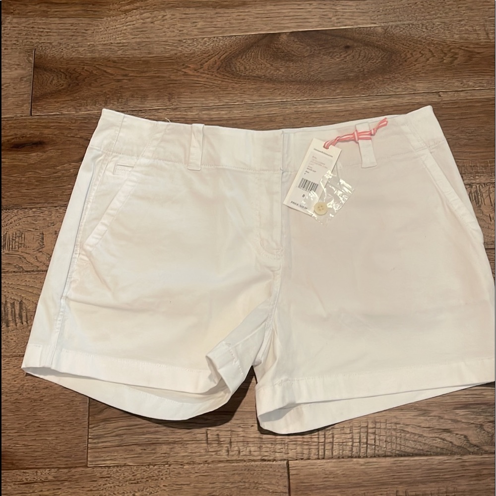 White vineyard vine shorts